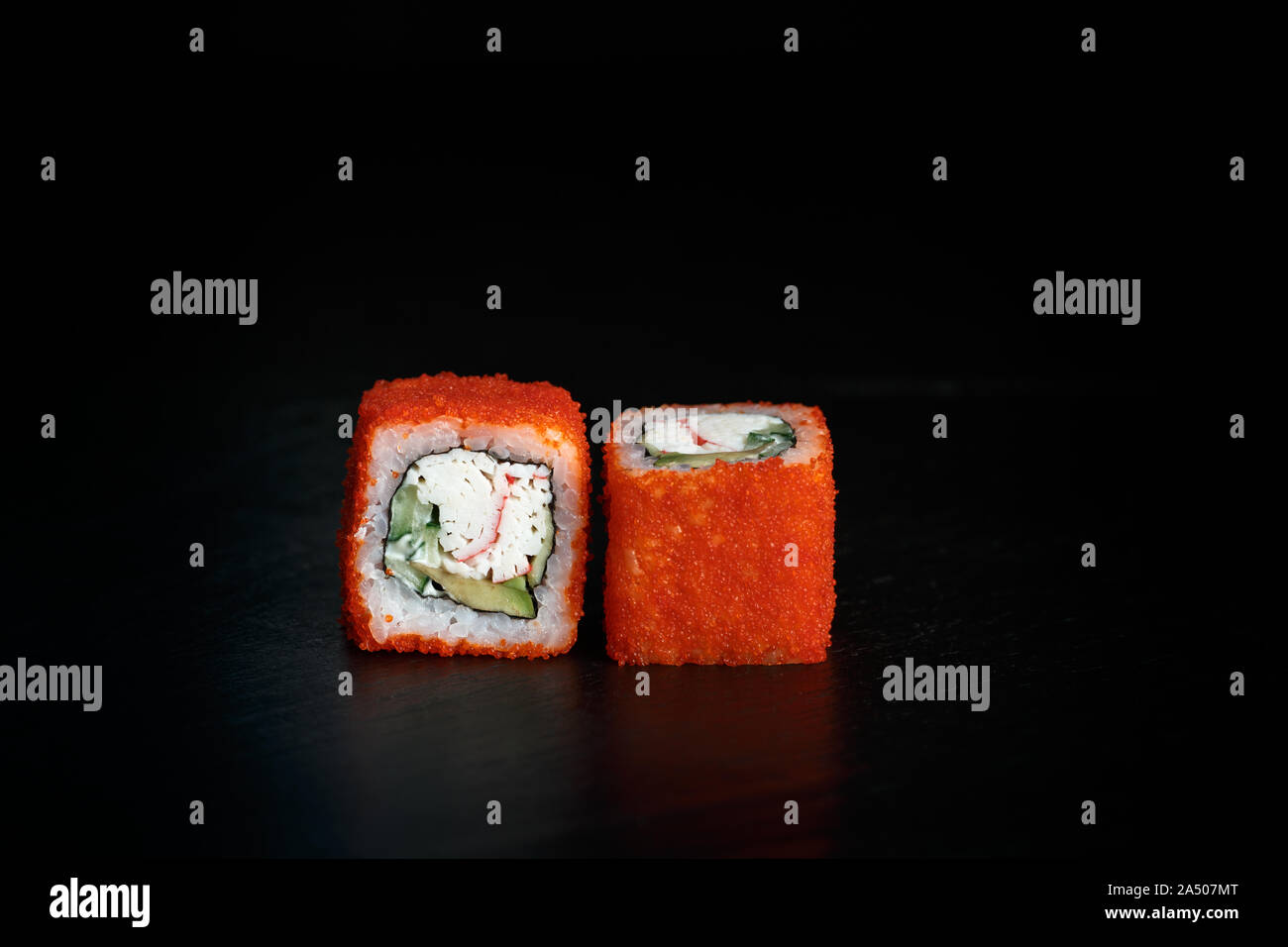 Paar sushi Rollen Kalifornien mit Krabben close-up auf einem dunklen Hintergrund Stockfoto