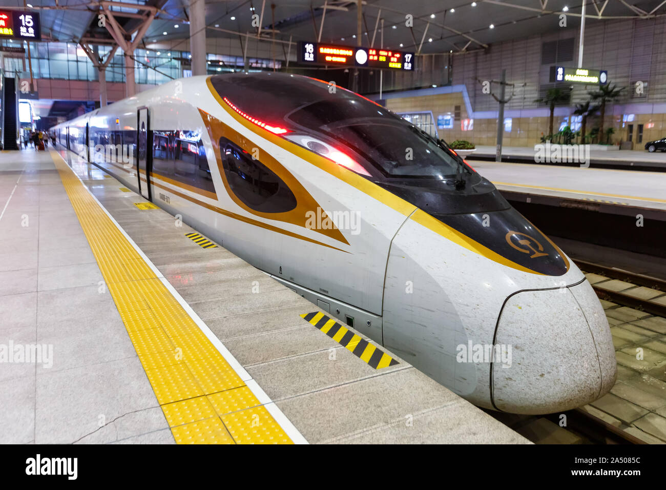 Tianjin, China, 29. September 2019: Fuxing high speed Zug am Bahnhof in Tianjin in China. Stockfoto