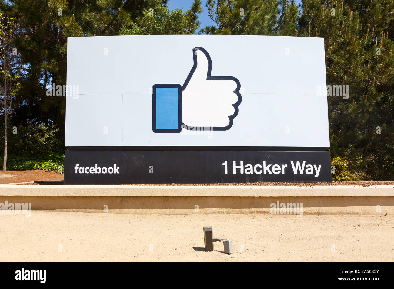 Menlo Park, Kalifornien - 10. April 2019: Facebook headquarters HQ mit dem Daumen nach oben Wie logo Zeichen in Menlo Park, Kalifornien. Stockfoto
