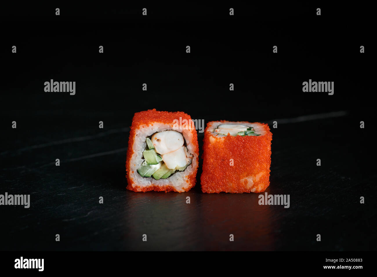 Paar sushi Rollen Garnelen Kalifornien close-up auf einem dunklen Hintergrund Stockfoto