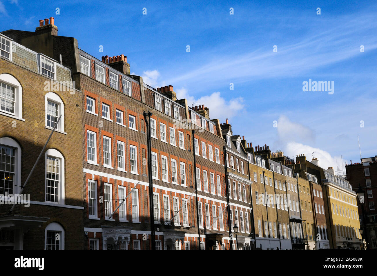 Georgische Häuser im Queen Anne's Gate, neben der St. James's Park, Westminster, London SW1, England, Großbritannien Stockfoto