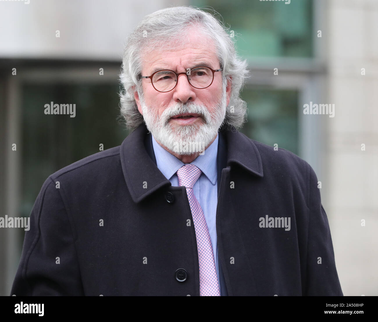 Zuvor noch nicht emittierte Bild vom 14/10/2019 des ehemaligen Sinn Féin Präsident Gerry Adams verlassen Belfast Crown Court, nachdem er als Zeuge in einem Prozess der Fakten in zwei Aufladungen der Motivierung zur Ermordung von Jean McConville gegen Veteran republikanischen Ivor Bell. Stockfoto