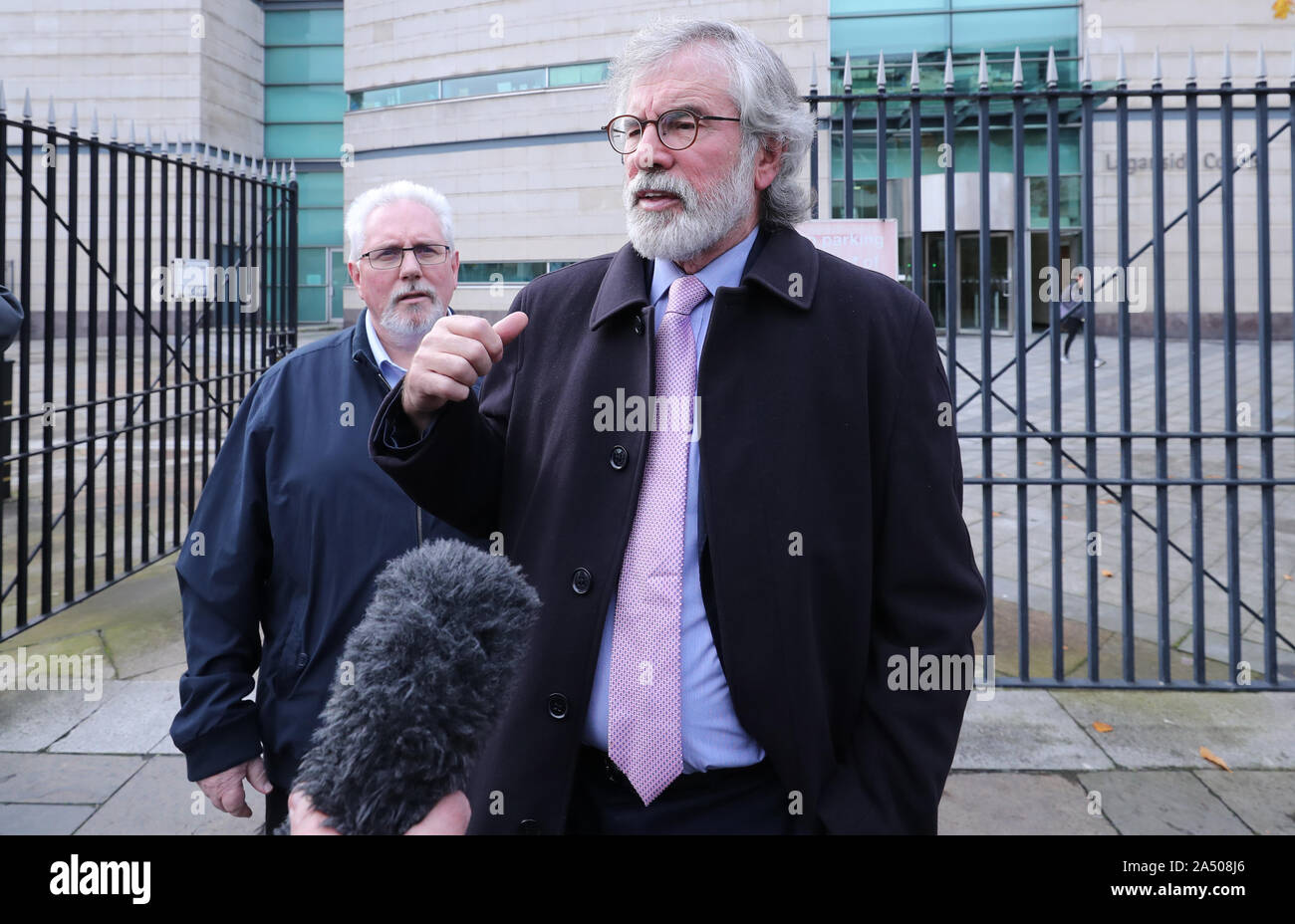 Zuvor noch nicht emittierte Bild vom 14/10/2019 des ehemaligen Sinn Féin Präsident Gerry Adams (rechts), und drücken Sie handler Richard McAuley, verlassen Belfast Crown Court, nachdem er als Zeuge in einem Prozess der Fakten in zwei Aufladungen der Motivierung zur Ermordung von Jean McConville gegen Veteran republikanischen Ivor Bell. Stockfoto