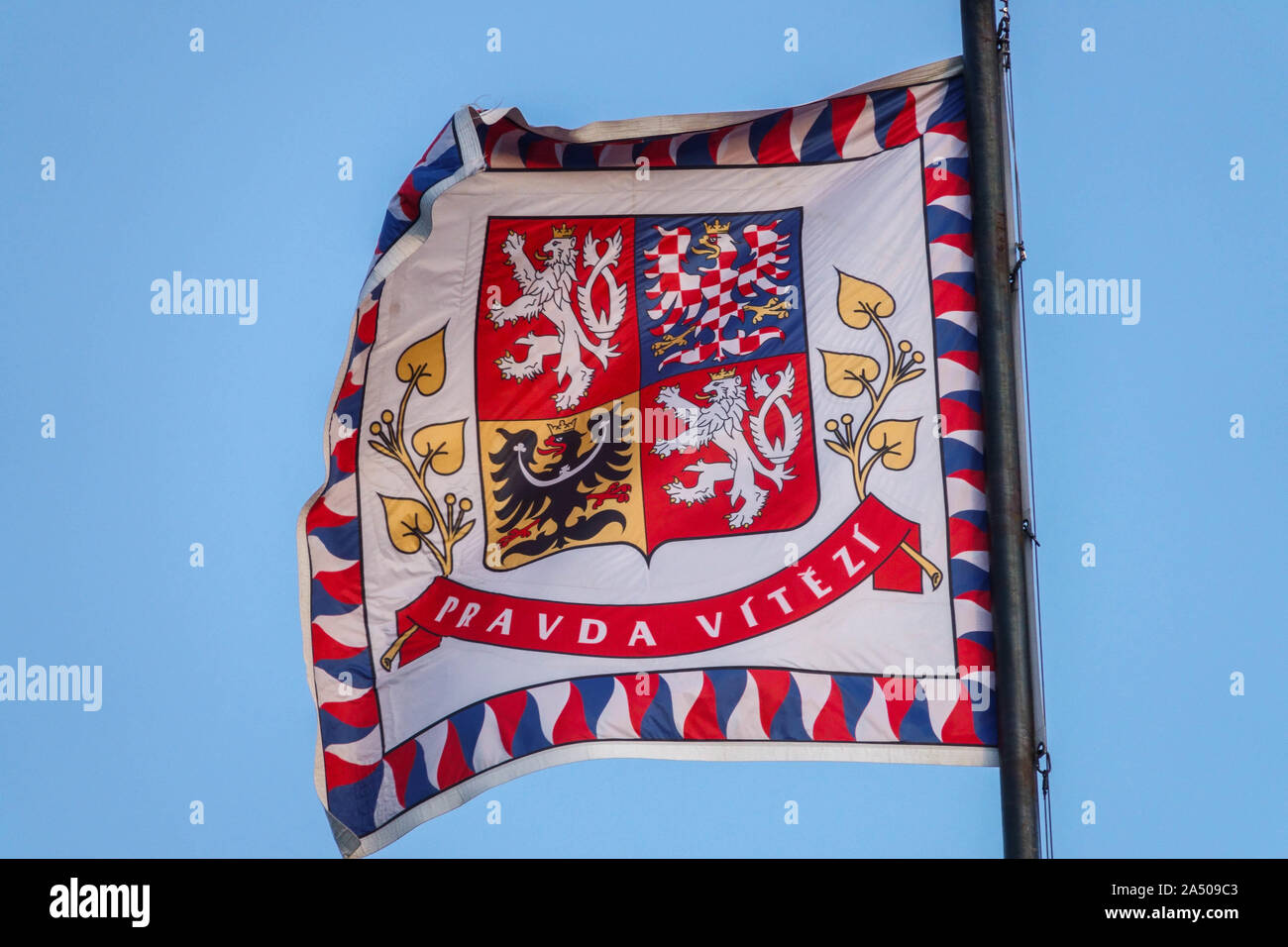 Heraldische Wappen auf der Fahne des Präsidenten der Tschechischen Löwen, mährischen und schlesischen Adler, fliegen auf der Prager Burg Tschechische Republik Stockfoto