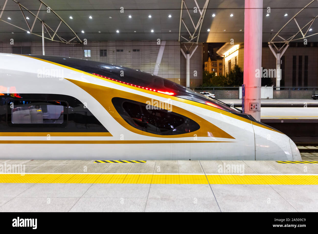 Tianjin, China, 29. September 2019: Fuxing high speed Zug am Bahnhof in Tianjin in China. Stockfoto