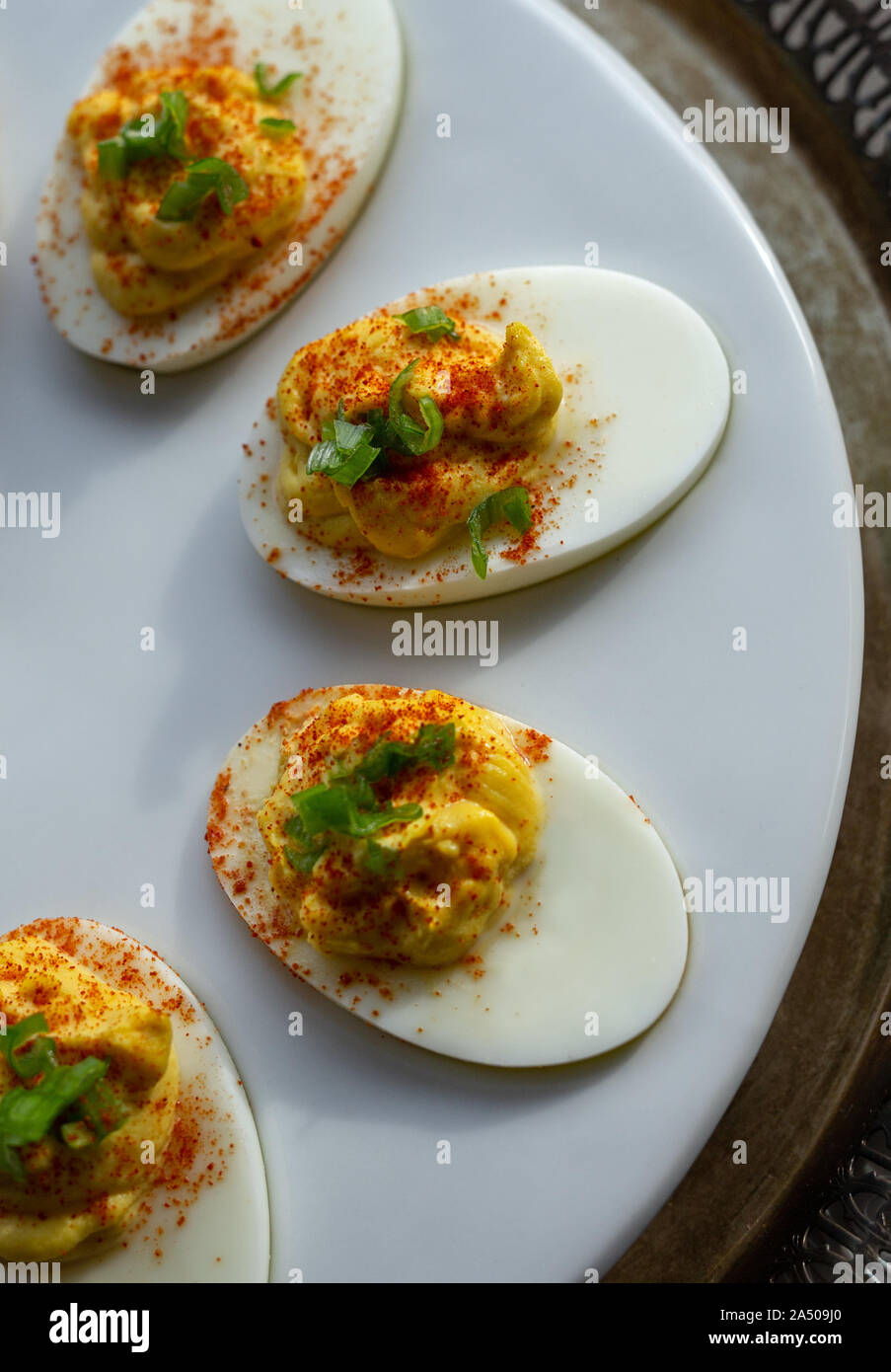 Russische Eier auf einem weißen Teller und Silber Fach. Stockfoto