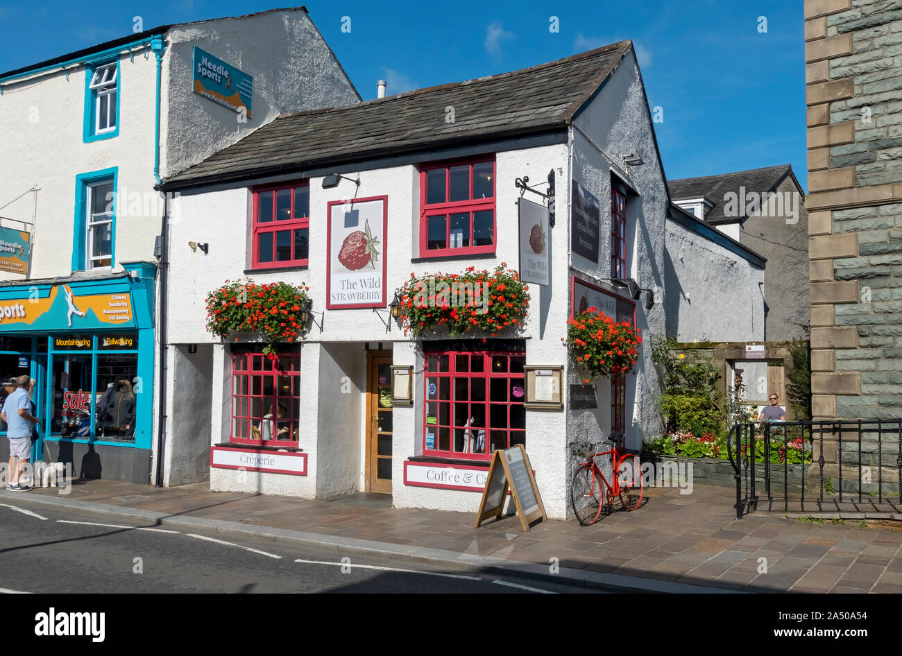 The Wild Strawberry Coffee Shop Café im Sommer Keswick Cumbria England UK Vereinigtes Königreich GB Großbritannien Stockfoto