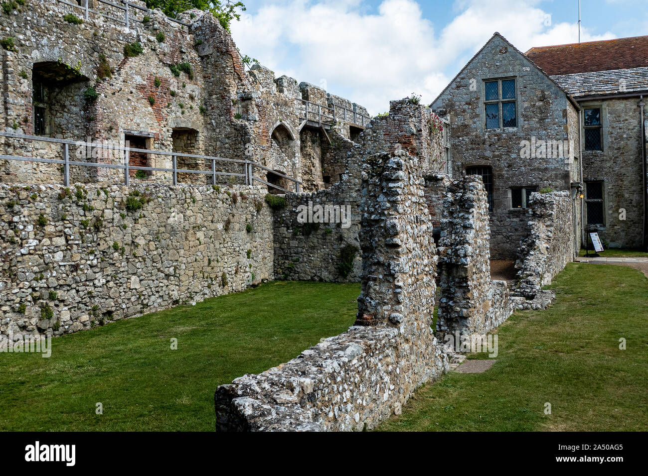 Mittelalterlichen Mauern von Carisbrooke Castle auf der Isle of Wight, Großbritannien Stockfoto