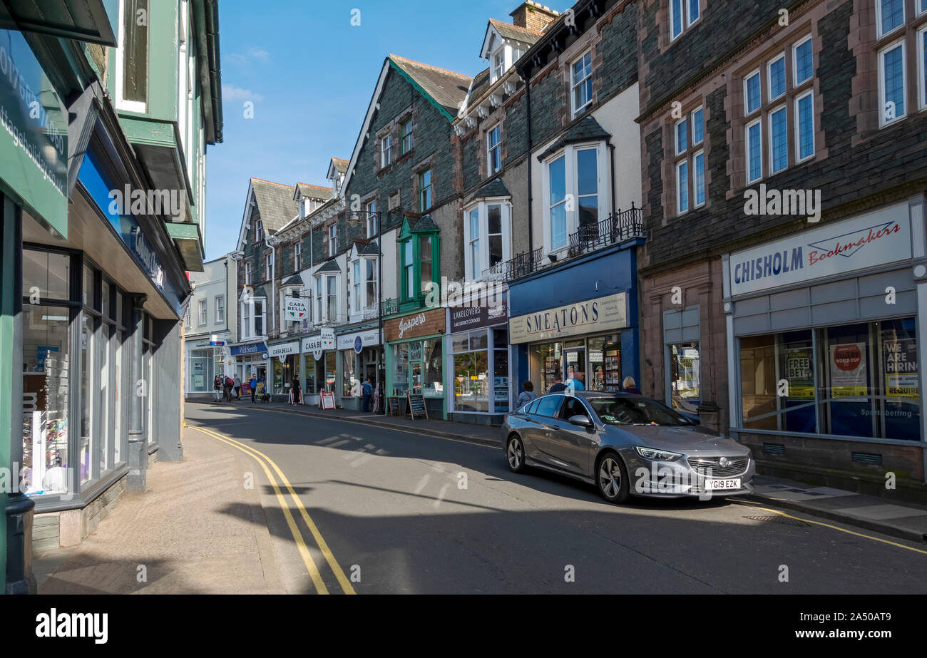 Stadtzentrum Geschäfte Geschäfte im Sommer Keswick Cumbria England UK Vereinigtes Königreich GB Grossbritannien Stockfoto