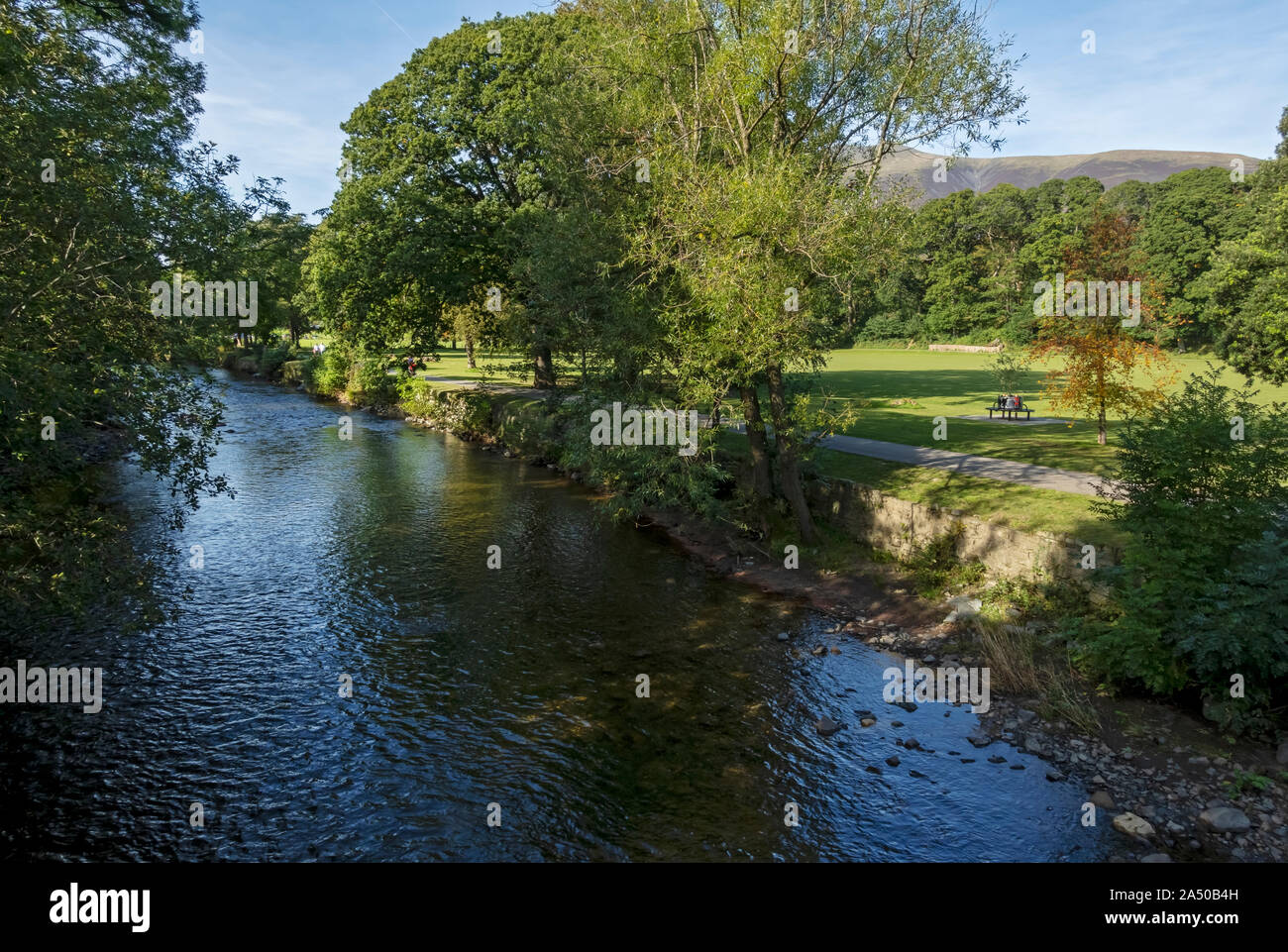 Blick entlang des Flusses Greta in Richtung Fitz Park im Sommer Keswick Lake District National Park Cumbria England Großbritannien GB Großbritannien Stockfoto