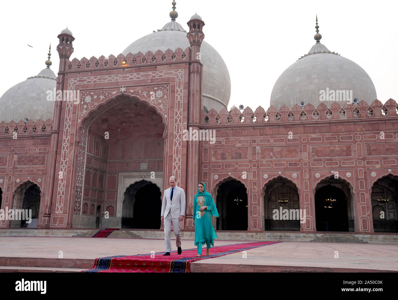 Der Herzog und die Herzogin von Cambridge bei einem Besuch in Badshahi Moschee, Lahore, am vierten Tag des königlichen Besuch in Pakistan. Stockfoto
