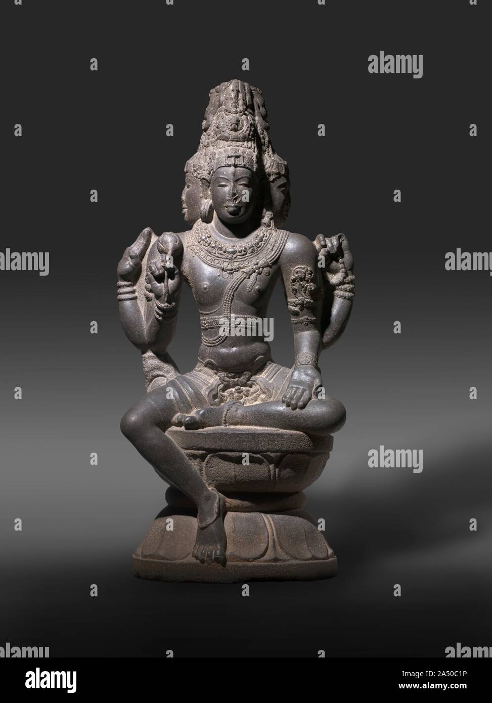 Brahma, Ende 900 s-1000s. In der hinduistischen Pantheon Brahma verantwortlich für die Durchführung der Arbeit der Schöpfung ist. In dieser Tour-de-Force der Südindischen Tempel Skulptur, er ist in einem besonderen Regal Aspekt, mit dem einzigen Elemente seiner typischen priesterlichen aussehen wird das Gebet Perlen und der Verfilzten dreadlocks aufgetürmt auf seinem Kopf. Vier arme übermenschliche Kraft tatsächlich erreicht wird, und vier Köpfe vermitteln die Idee, dass seine kreative Aktivitäten in allen vier Richtungen verbreiten. Seine Oberen rechten fordert Freiheit von Furcht, die untere hält ein Lotus bud mit Geburt und den Prozess der Schöpfung verbunden. Seine abgesenkt Links ha Stockfoto