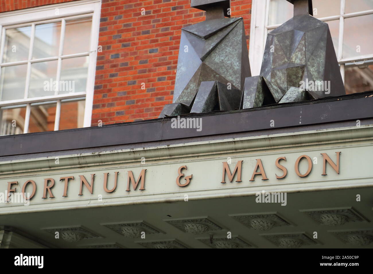 Eingang zum Kaufhaus Fortnum & Mason in Piccadilly, London, UK Stockfoto