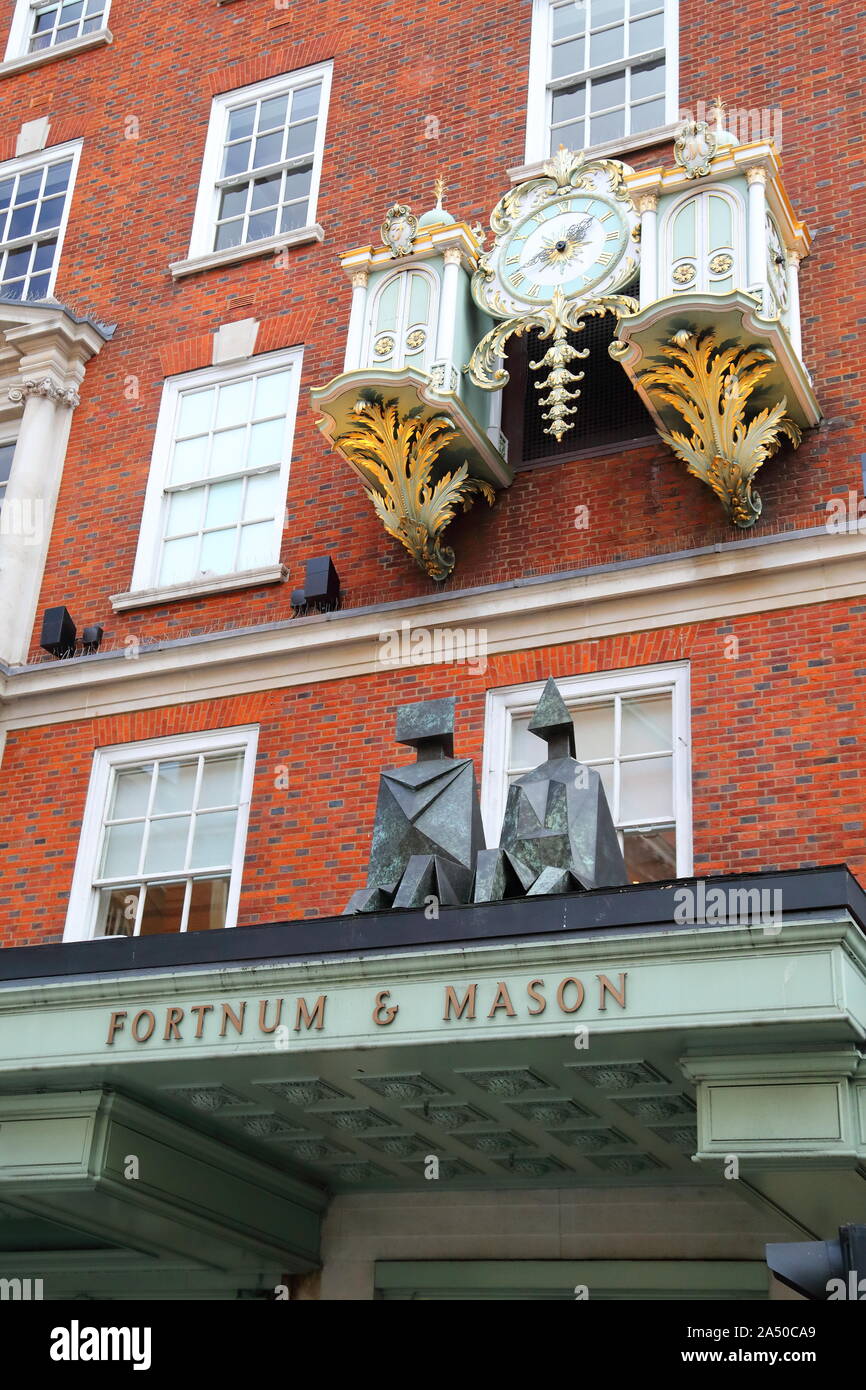 Eingang zum Kaufhaus Fortnum & Mason in Piccadilly, London, UK Stockfoto