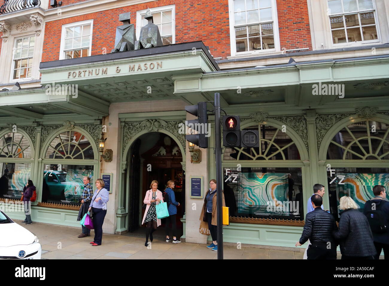 Eingang zum Kaufhaus Fortnum & Mason in Piccadilly, London, UK Stockfoto Eingang zum Kaufhaus Fortnum & Mason in Piccadilly, London, UK Stockfoto