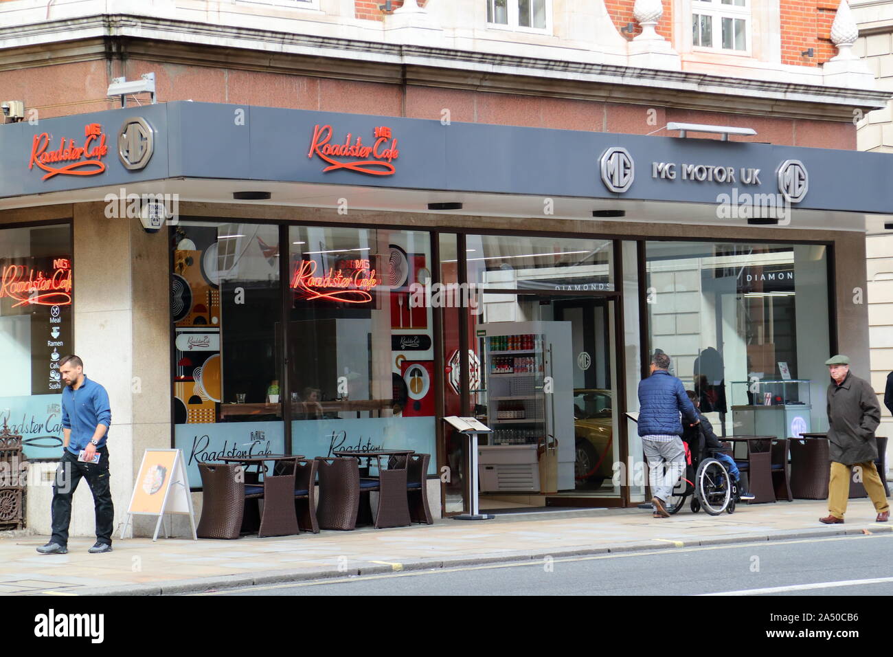 MG Motor UK Outlet, Piccadilly, London, UK Stockfoto