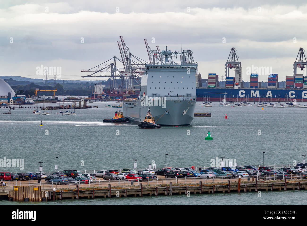 Royal Fleet Auxiliary ship RAF Lyme Bay Segeln aus dem Hafen in Southampton, Hampshire, Großbritannien. Stockfoto