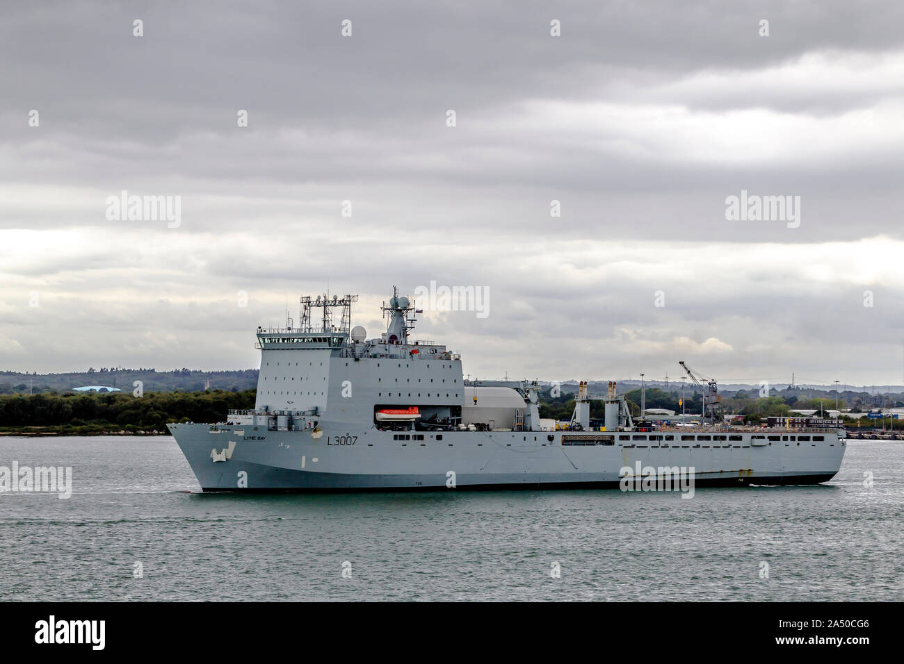 Royal Fleet Auxiliary ship RAF Lyme Bay Segeln aus dem Hafen in Southampton, Hampshire, Großbritannien. Stockfoto