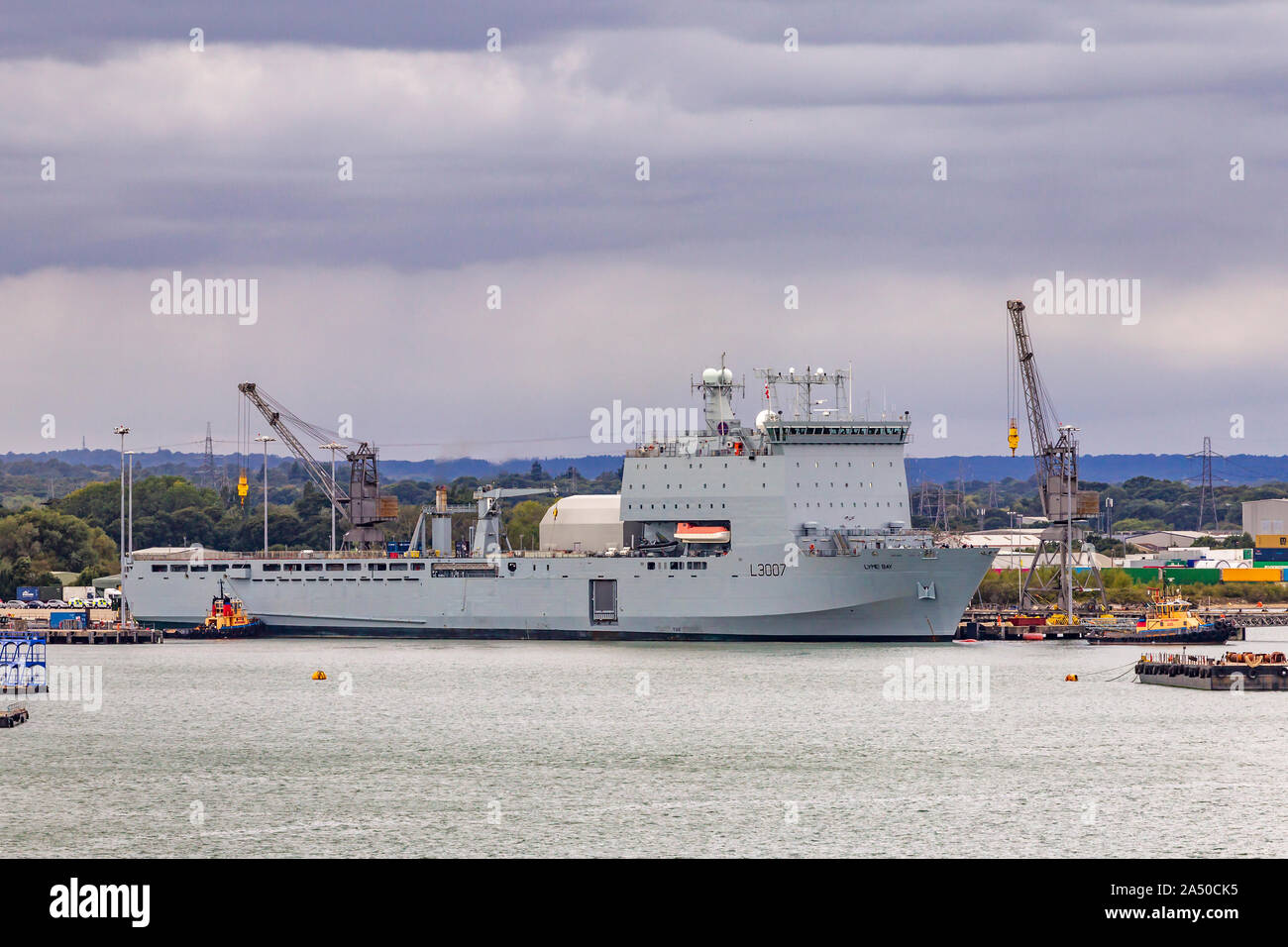 Royal Fleet Auxiliary ship RAF Lyme Bay günstig in Southampton Docks, Hampshire, UK. Stockfoto