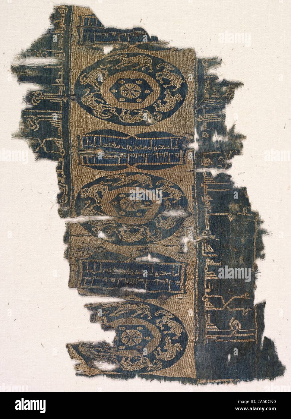 Brokatartige Seide Fragment mit laufenden Tier roundels und Kufischer Inschriften, 1530-1950. Stockfoto