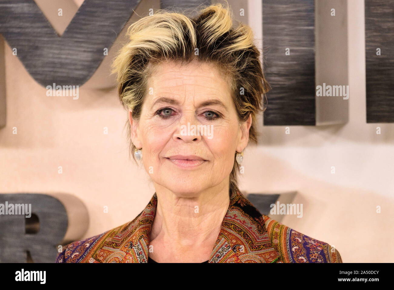 Mandarin Oriental Hotel, London, Großbritannien. 17. Oktober 2019. Linda Hamilton stellt am Fotoshooting für TERMINATOR: dunkles Schicksal. . Bild von Julie Edwards./Alamy leben Nachrichten Stockfoto