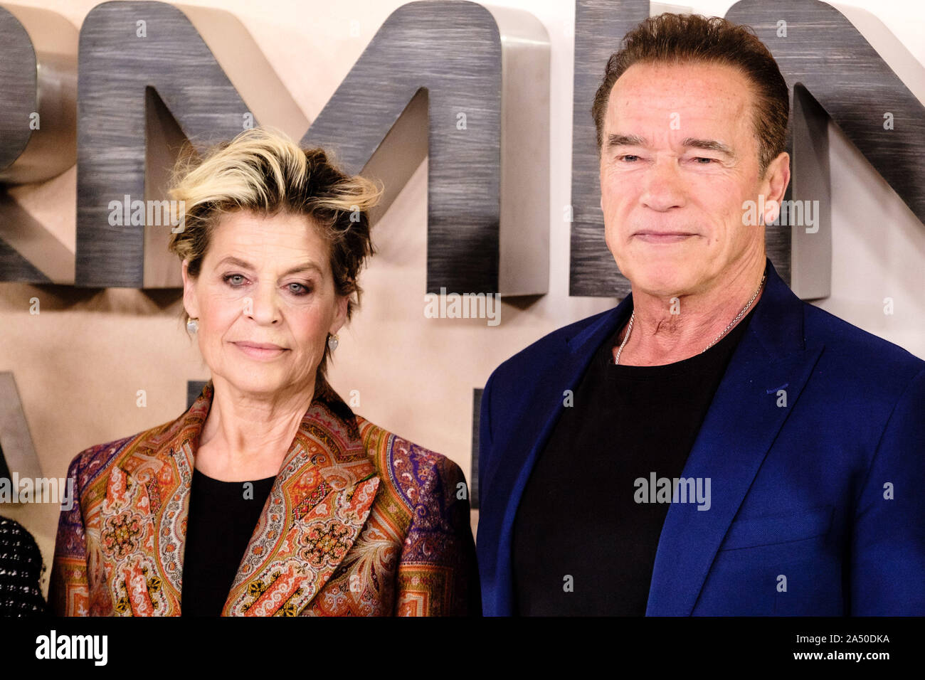 Mandarin Oriental Hotel, London, Großbritannien. 17. Oktober 2019. Linda Hamilton und Arnold Schwarzenegger Posen am Fotoshooting für TERMINATOR: dunkles Schicksal. Linda Hamilton, Arnold Schwarzenegger. Bild von Julie Edwards./Alamy leben Nachrichten Stockfoto