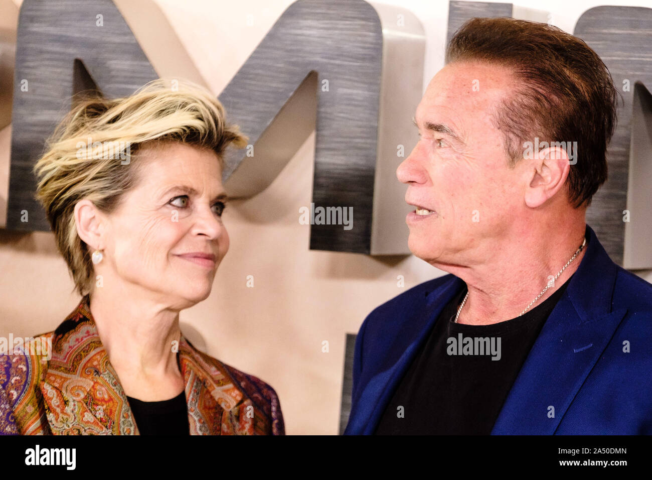 Mandarin Oriental Hotel, London, Großbritannien. 17. Oktober 2019. Linda Hamilton und Arnold Schwarzenegger Posen am Fotoshooting für TERMINATOR: dunkles Schicksal. Linda Hamilton, Arnold Schwarzenegger. Bild von Julie Edwards./Alamy leben Nachrichten Stockfoto