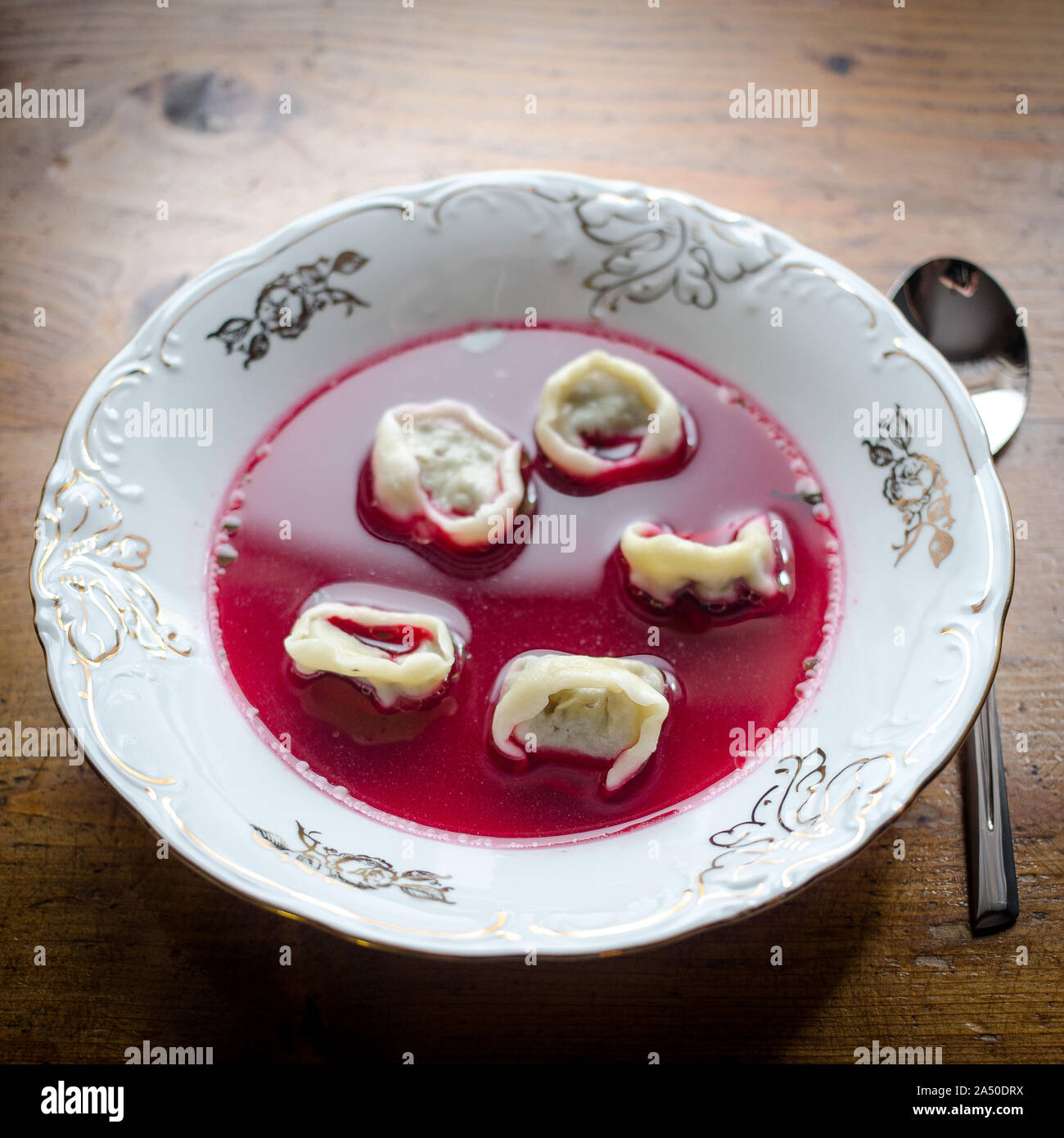 Mit knödeln Borscht - hausgemachte Suppe für Weihnachten in Polen Stockfoto
