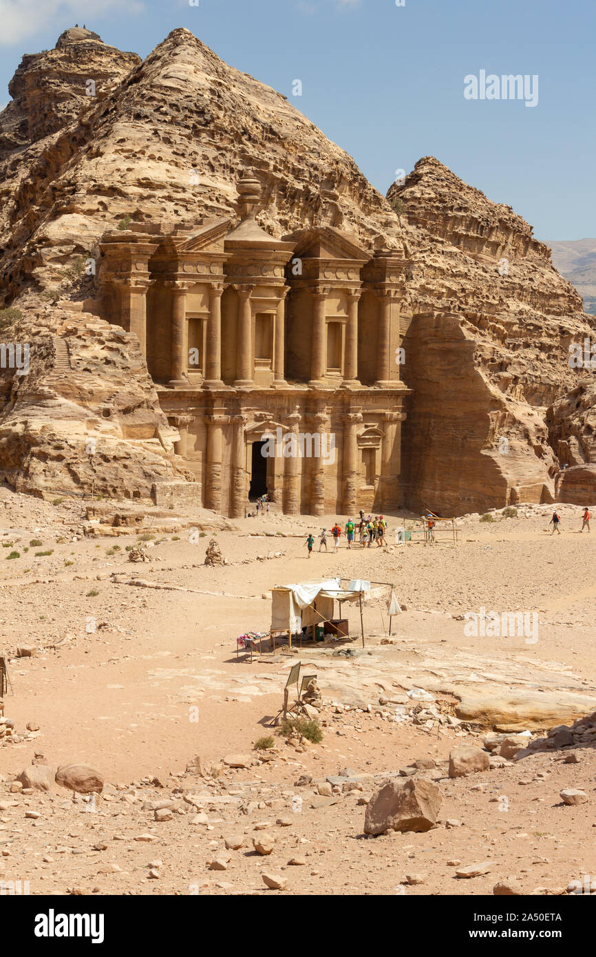 (Das Kloster El Deir) und der Berg, wo es in geschnitzt ist. Dies ist einer der schönsten Fassaden in Petra, Jordanien Stockfoto