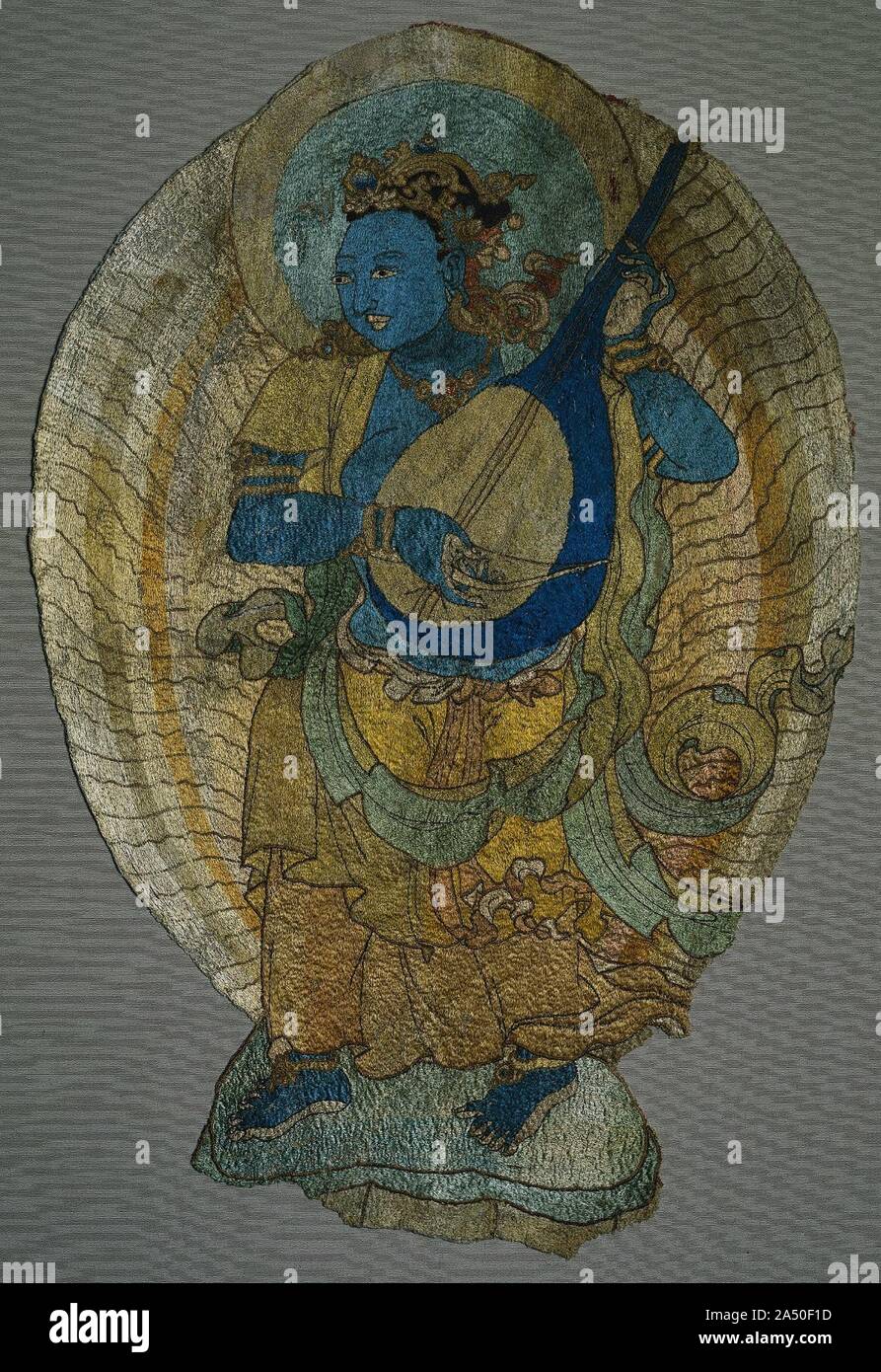 Himmlische Musiker, 1300. Obwohl eine Reihe von Buddhistischen Textilien in den sino-tibetischen Stil produziert überleben, Zentralasiatischen Stickereien aus der gleichen Periode sind äußerst selten. Hier, eine Göttin stehend auf einem Lotus Support und Spielen eines verbeugte sich laute kann die Personifizierung der Sinn des Hörens. Im Buddhismus, die fünf Sinne waren vertreten, als weibliche Gottheiten, die jeweils eine andere Farbe (in diesem Fall, blau). Der Stil der Figur, ihre Haare, die Form ihrer Krone, die nervös gekräuselten saum, das Scrolling Schals, und der Regenbogen Halo mit Strahlen sind Zentralasiatischen. Diese Zahl wurde ursprünglich Par Stockfoto