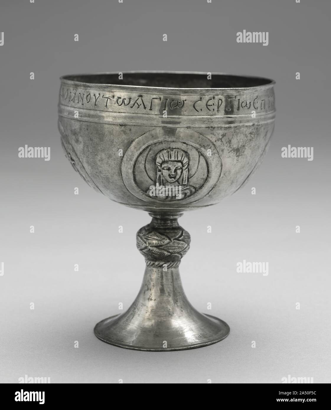 Kelch aus der Beth Misona Schatz, C. 500-700. Diese vier liturgischen silbernen Gefäße — eine Patene und drei Kelche (1950.378-81) — Form was ist jetzt die Beth Misona Schatz, benannt nach dem Dorf im nördlichen Syrien, für die die Objekte gemacht wurden. Während nichts über die genaue Lage und die Umstände der Entdeckung des Schatzes bekannt ist, die Leute aus dem Dorf von Beth Misona waren, wie die anderen christlichen Gemeinschaften in Syrien und Palästina, wahrscheinlich gezwungen, ihre Kirche Silber begraben wird es von der Perser oder Araber, die ihre Länder in der ersten Hälfte des 6 erobert zu verbergen Stockfoto