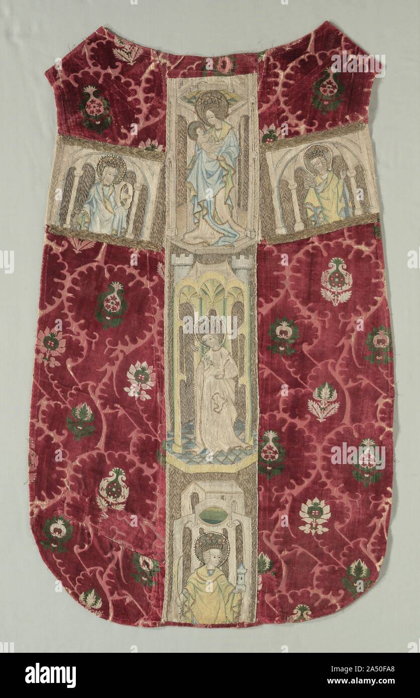 Kasel mit Gestickten Orphrey Band, 1415-1425. Die kasel ist das wichtigste Ärmelloses äußeren Gewand, die von den Priestern getragen, während das Amtieren in der Messe durch die 1400s, die kasel hoch wurde mit bestickten dekorative Bändchen namens orphreys, oft in der Form eines Kreuzes verziert, wie hier zu sehen. Dieses luxuriöse italienische Beispiel verfügt über Velvet von drei Farben und mit üppigen Flor. In Graz, Österreich, wurde es mit einem Lokal bestickt orphrey mit Kronen, Halos verschönert, und Hintergründe von Szenen mit Gold thread gebildet. Die Jungfrau mit dem Kind und Heiligen Katharina, Dorothy, Ursula, und Barb Stockfoto