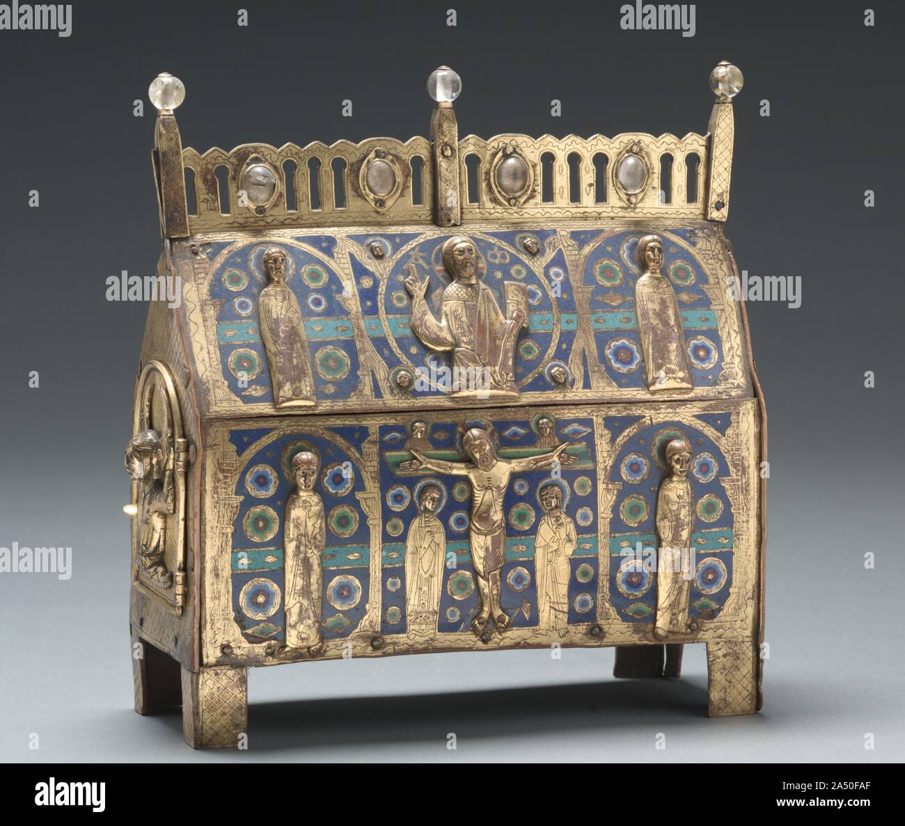 Chasse, C. 1225-1250. Ein Chasse ist ein Container mit einem pyramidenförmigen Dach, das einst als Schrein für die heiligen Reliquien serviert. Während des Mittelalters, chasses wie diese wurden auf Kirche Altäre während der Festtage gelegt, damit die Gläubigen ihre heiligen Inhalt zu verehren. Die chasse&#x2019;s Design und Bilder folgen einem gemeinsamen Formel mit Christus &#x2019;s Kreuzigung und Majestät der Verzierung der zentralen Feldern seiner wichtigsten Gesicht. Die Rückseite besteht aus zwei Panels mit identischen Dekoration. Jedes Zimmer verfügt über drei Büsten von Engeln in Medaillons eingeschrieben. Der chasse&#x2019;s Seiten, o Stockfoto