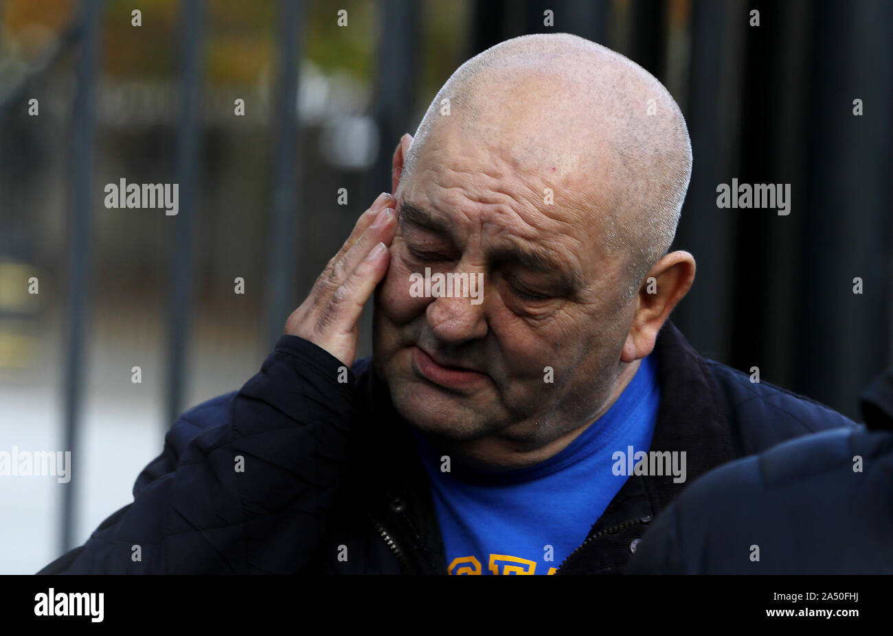 IRA Mordopfer von Jean McConville's Sohn Archie außerhalb Belfast Crown Court nach der Prüfung der Fakten in zwei Aufladungen der Motivierung zur Ermordung von Jean McConville gegen Veteran republikanischen Ivor Bell. Stockfoto