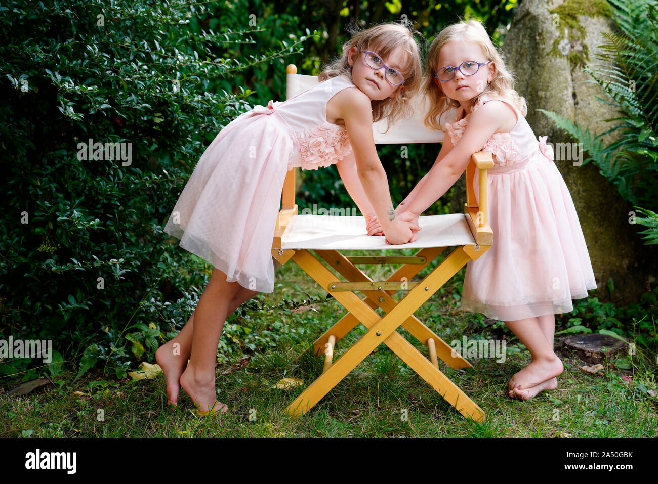 6 Jahre alt, 3 Jahre alt, zwei Mädchen Geschwister, Porträt, Karlovy Vary, Tschechische Republik Stockfoto