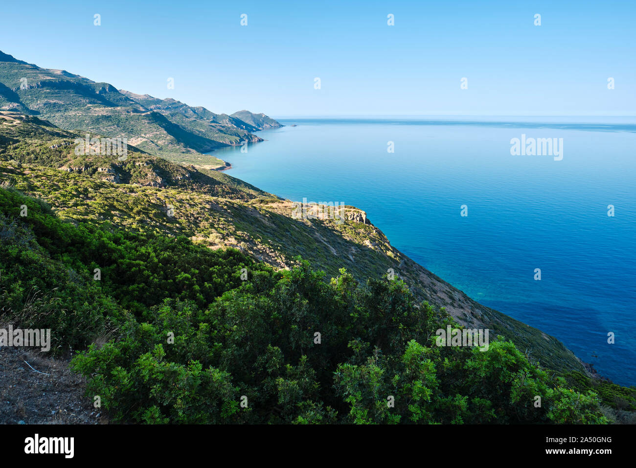 Die grüne Küste der Bucht von Alghero (oder den Golf von Alghero) Blick nach Süden zum Capo Marargiu zwischen Alghero und Bosa auf Sardinien Italien Europa Stockfoto