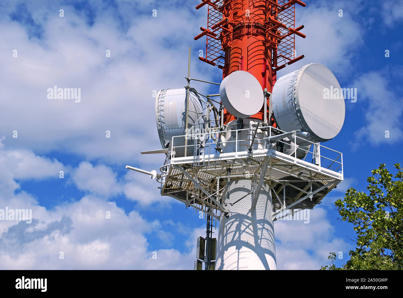 Radar- und Antennen auf dem Hintergrund des blauen Himmels. Stockfoto
