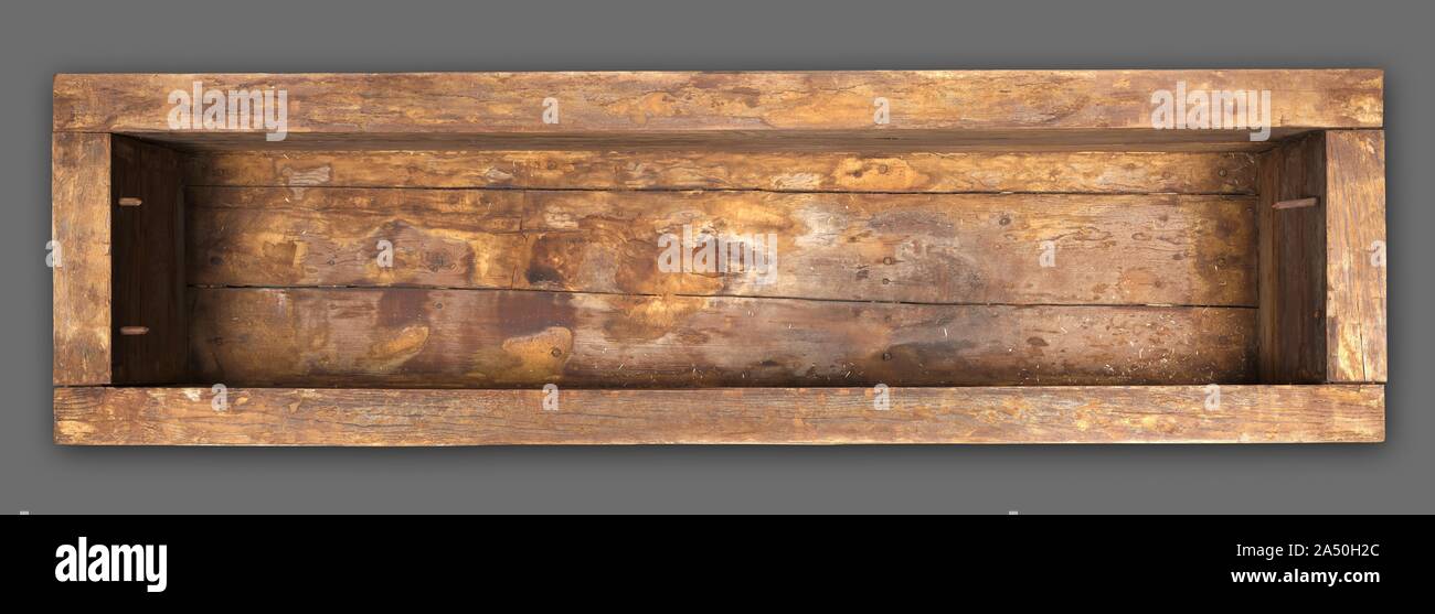 Sarg von Senbi, C. 1918-1859 v. Chr.. Die häufigste Art der Sarg während des Mittleren Reiches nahm die Gestalt eines rechteckigen Box mit Deckel. Die Mumie im Inneren war auf seiner linken Seite platziert, das nach Osten weist, den Kopf hinter den zwei magischen Augen. Diese &#x2014; in der Form von menschlichen Augen, zu denen wurden die Markierungen des Falcon Head hinzugefügt &#x2014; sollten, um ihm zu ermöglichen, die aufgehende Sonne zu sehen, täglich wiedergeboren. Die langen horizontalen Inschriften sind Gebete an Anubis (Gott der Einbalsamierung) und Osiris (Gott der Toten) Angebote für Essen und Trinken und andere Elemente, die für das Überleben im Jenseits. T Stockfoto