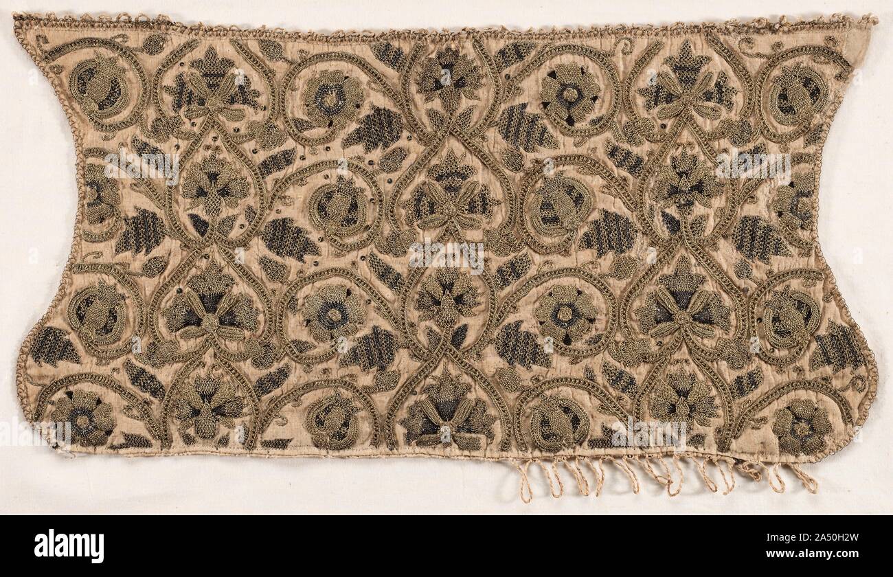 Coif, Ende 1500. Üppige interlacing blättert Lager Flora und Frucht dieser Kopfbedeckung schmücken Set besteht aus einem coif, oder Kappe (1934.206) und Stirn Tuch (1934.231). Individuelle Motive Englands innerhalb der Schriftrollen, wie die Tudor angezeigt, Rose, Nelke, Geißblatt, und Eicheln. Modische Damen trugen Coifs im Haus als Kleid und gehobenem Ambiente im Bett zum Empfangen. Die große Schleifen entlang der unteren Kante wurden gemeinsam erarbeitet es an Ort und Stelle zu halten. Abgenutzte nach rückwärts, die Stirn Tuch funktioniert wie ein Visor, angeblich verhindert Falten und halten Sie die Sonne und kalter Luft. Stockfoto