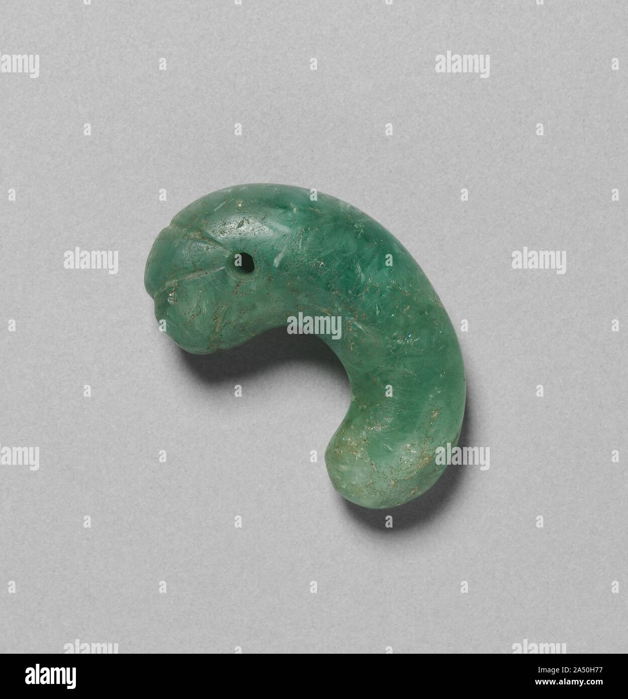 Komma-Jade, 400 s geprägt. Jade hat in der Vergangenheit mit Power in Korea und wurde verwendet, um Objekte und Dekorationen für die Aristokratie zu machen. Während die Alten Shilla, Kommaförmige jades wie diese waren die wichtigsten dekoratives Element der gold Kronen und Verzierungen für die Gräber der Könige, Königinnen und andere Aristokraten. Nachdem der Zustand von Shilla united der Koreanischen Halbinsel in 668, die Verwendung von Jade in renommierten Leichenhalle Objekte zurück, die von der Ankunft des Buddhismus und das Verebben des Schamanismus gebracht. Stockfoto