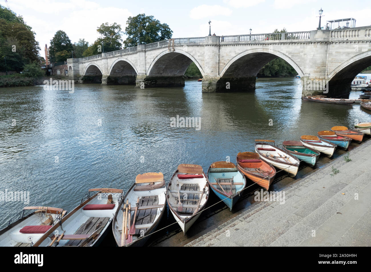 Richmond Bridge über die Themse in den Sommer, mit rudern Boote im Vordergrund. Stockfoto