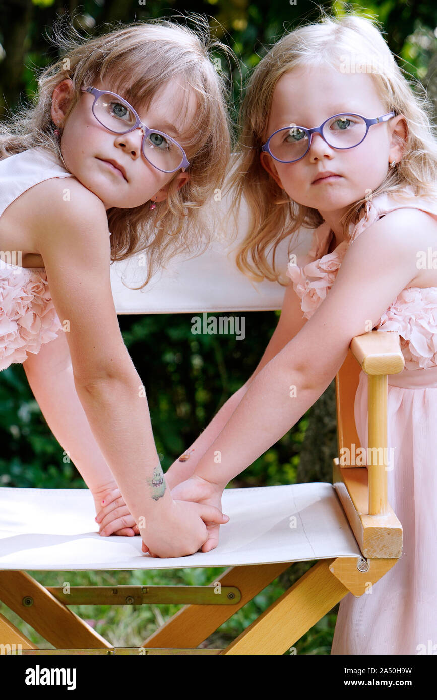6 Jahre alt, 3 Jahre alt, zwei Mädchen Geschwister, Porträt, Karlovy Vary, Tschechische Republik Stockfoto