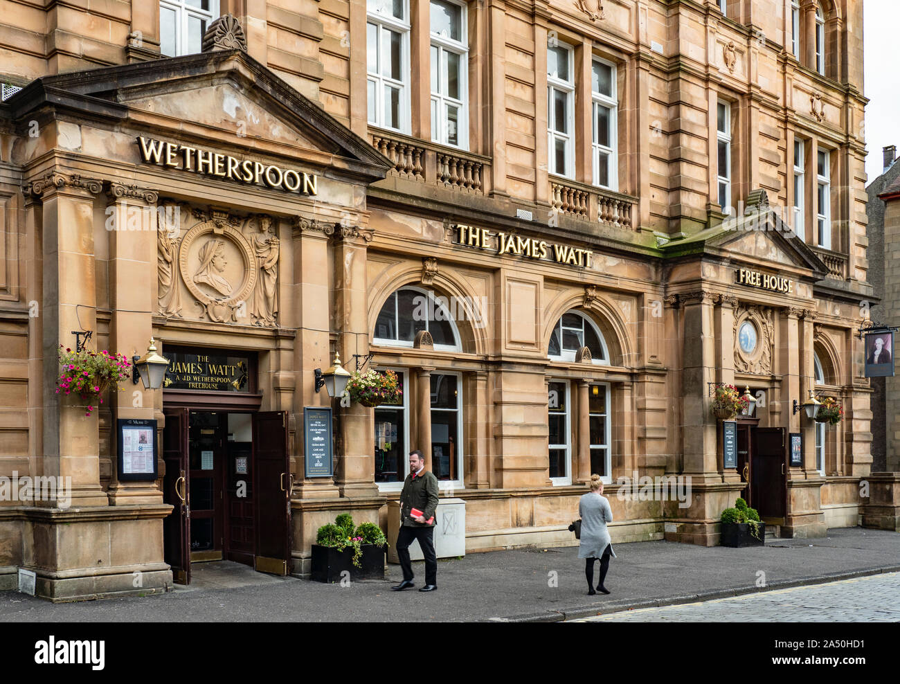 Die James Watt, ein Wetherspoon's Public House in Greenock, Motorradtouren, Schottland, Großbritannien. Stockfoto
