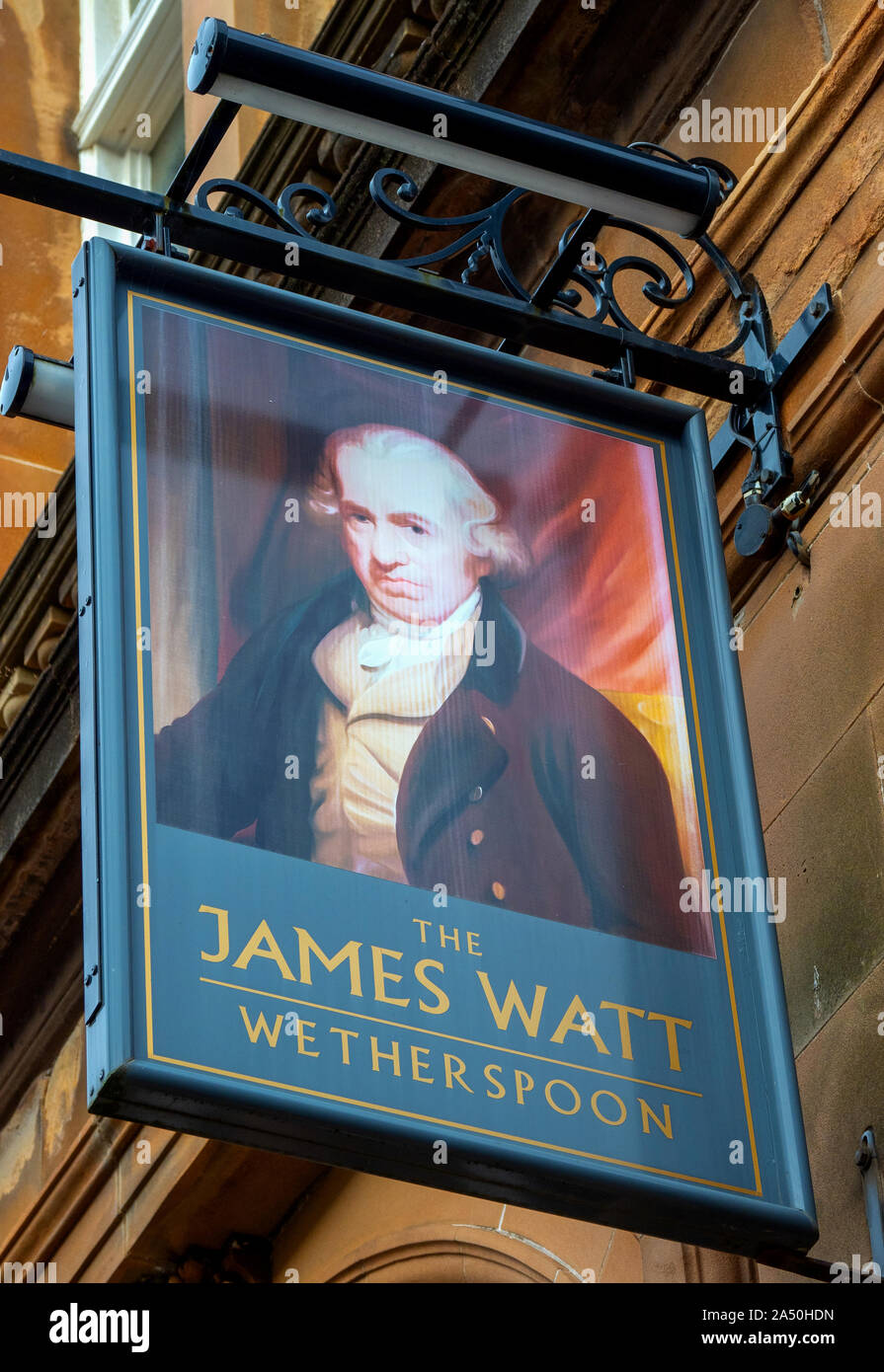 Die James Watt, ein Wetherspoon's Public House in Greenock, Motorradtouren, Schottland, Großbritannien. Stockfoto