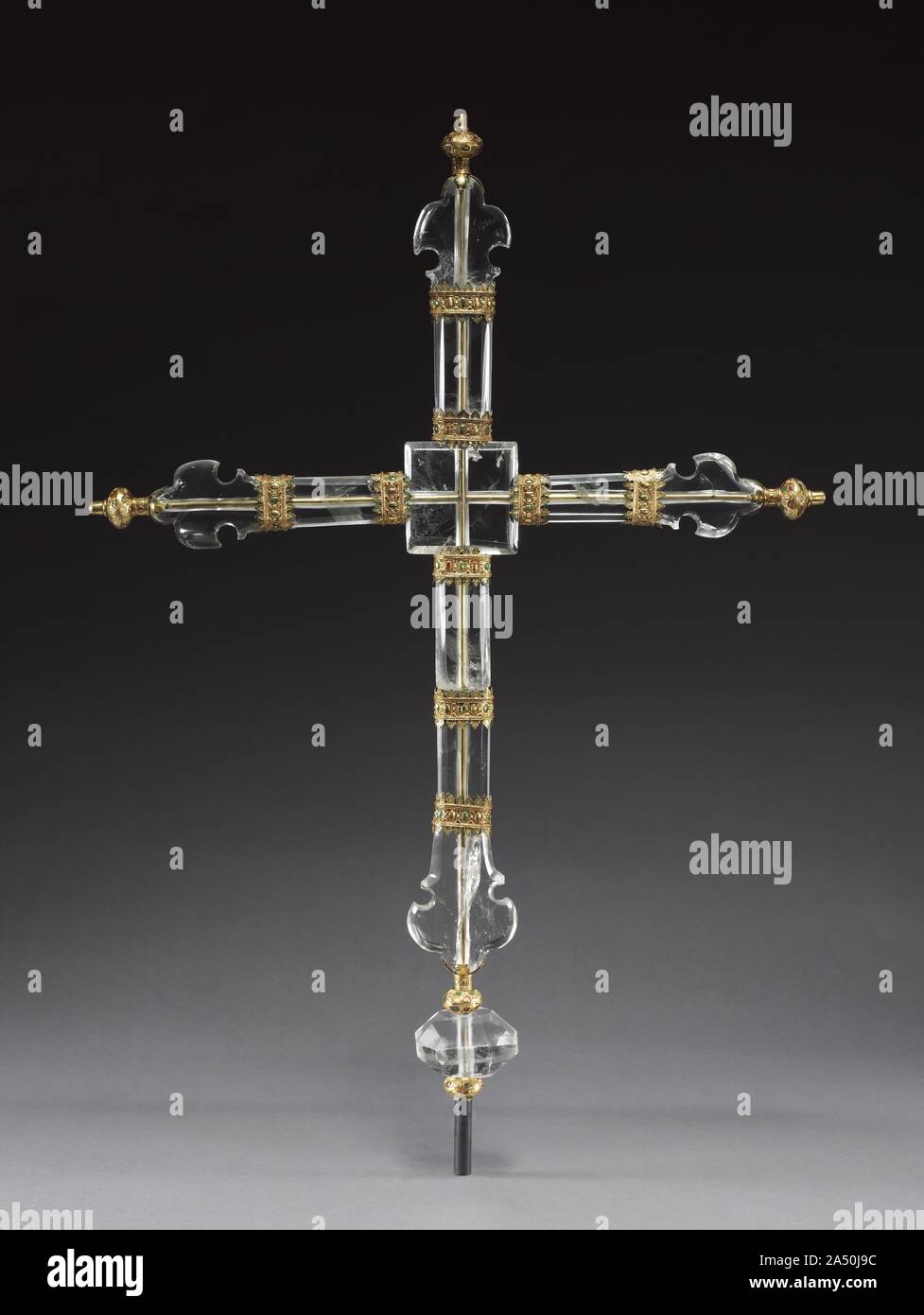 Kreuz, C. Anzeige 1280-1300. Das Kreuz besteht aus Bergkristall Stücke durch ihre Zentren gemeinsam gebohrt und befestigt mit einem goldenen Stab. Wo sie beitreten, die Stücke von Kristall sind mit dekorativen Bändchen der gemalten Gold gebunden. Venedig war eines der wichtigsten Zentren der Bergkristall schneiden am Ende der 1200er. Das Kreuz war zweifellos für Prominente Darstellung auf einem Altar bestimmt und dürfen auch in liturgischen Prozessionen verwendet wurden. Das Kreuz wurde zu einer Zeit in der Schatzkammer von Sachsen und die angeblich erste gehörte Rudolf I von Habsburg (regierte 1273-91). Stockfoto