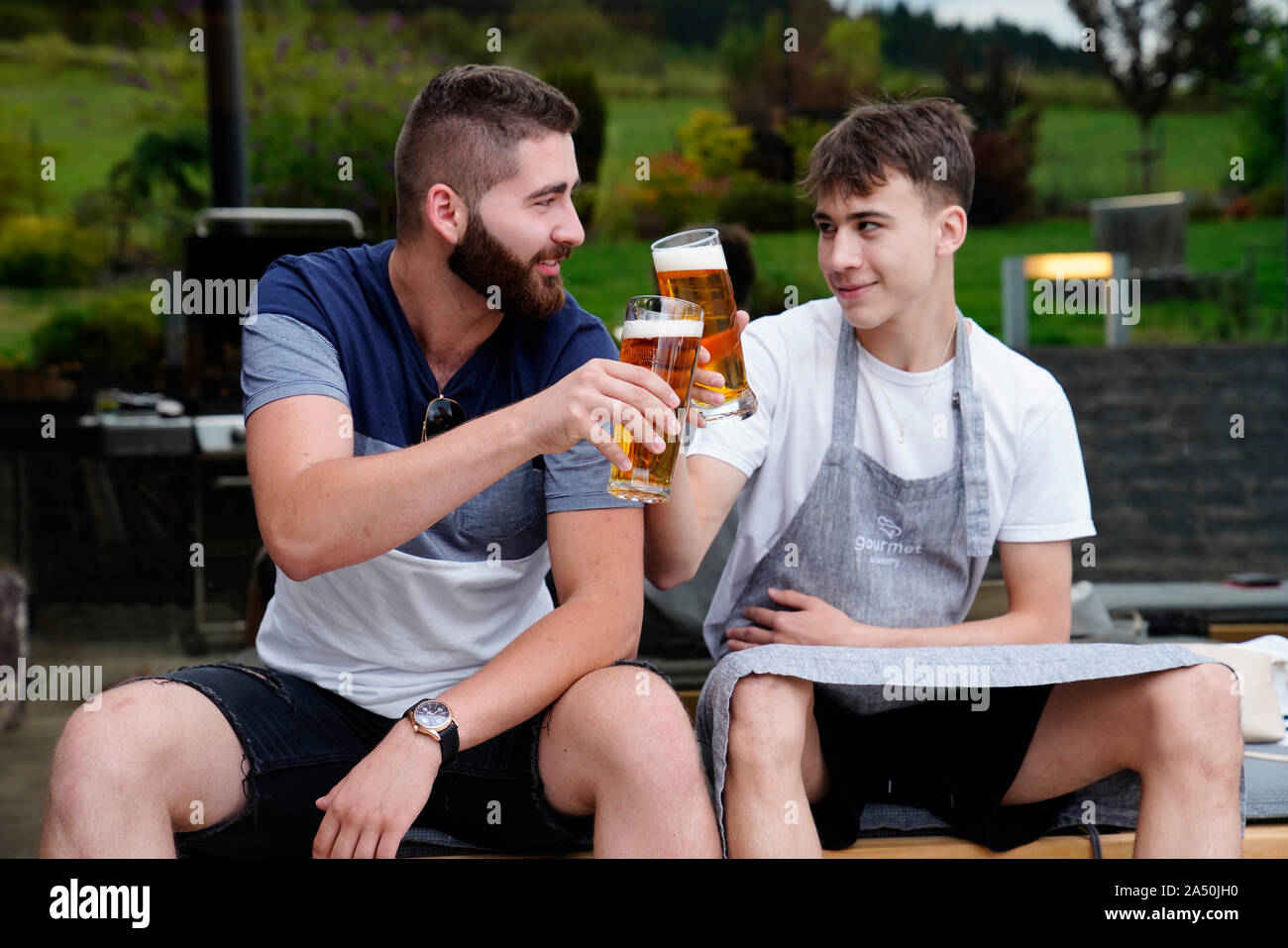 Zwei Freunde tippen Gläser Bier, Karlovy Vary, Tschechische Republik Stockfoto