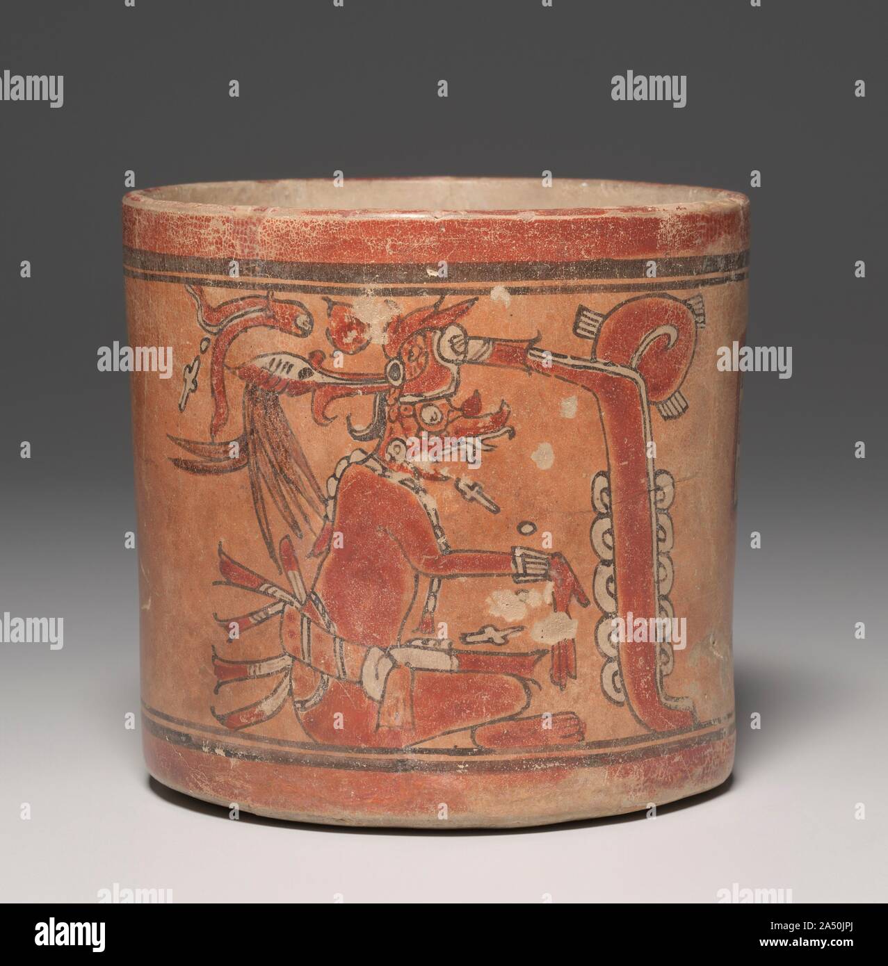Zylinder Schiff mit Gottheiten, 600-900. Zwischen AD 600 und 900, Maya Städte und Gemeinden in Anzahl, interagiert wie Pilze aus dem Boden, und konkurriert. Seit einem unverwechselbaren Keramik Malerei Stil war Teil von vielen Zentren Identitäten, die Anzahl der Stile explodierte und bemalte Keramik wurde ein Kennzeichen der Epoche. Dieses Schiff, lackiert mit Schirmherr Gottheit des Herrschers (Gott K), ist von einem Stil produziert kurz in einem Bereich von Guatemala Cham&#xe1;Tal. Stockfoto
