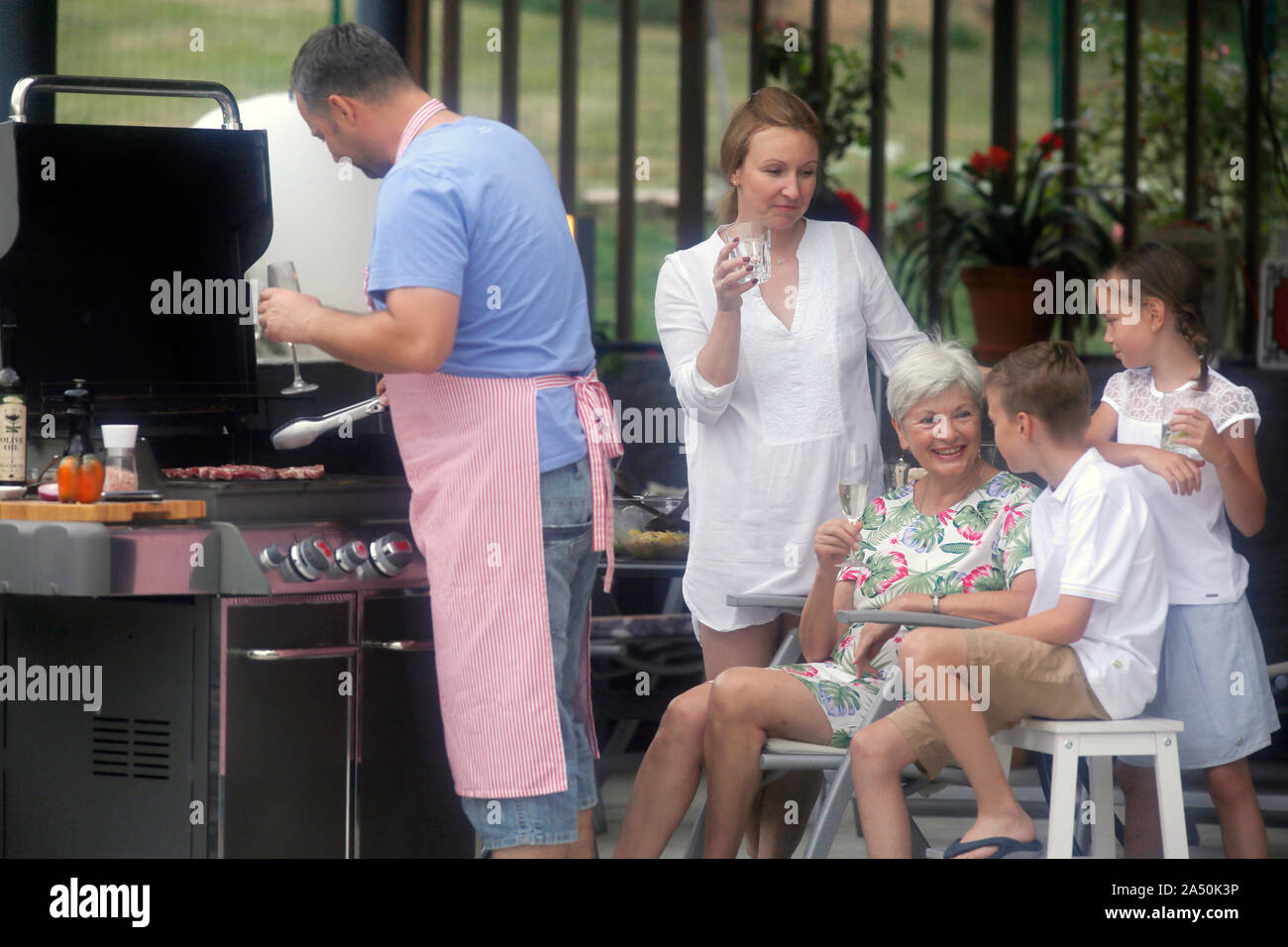 Familie am Grill Stockfoto