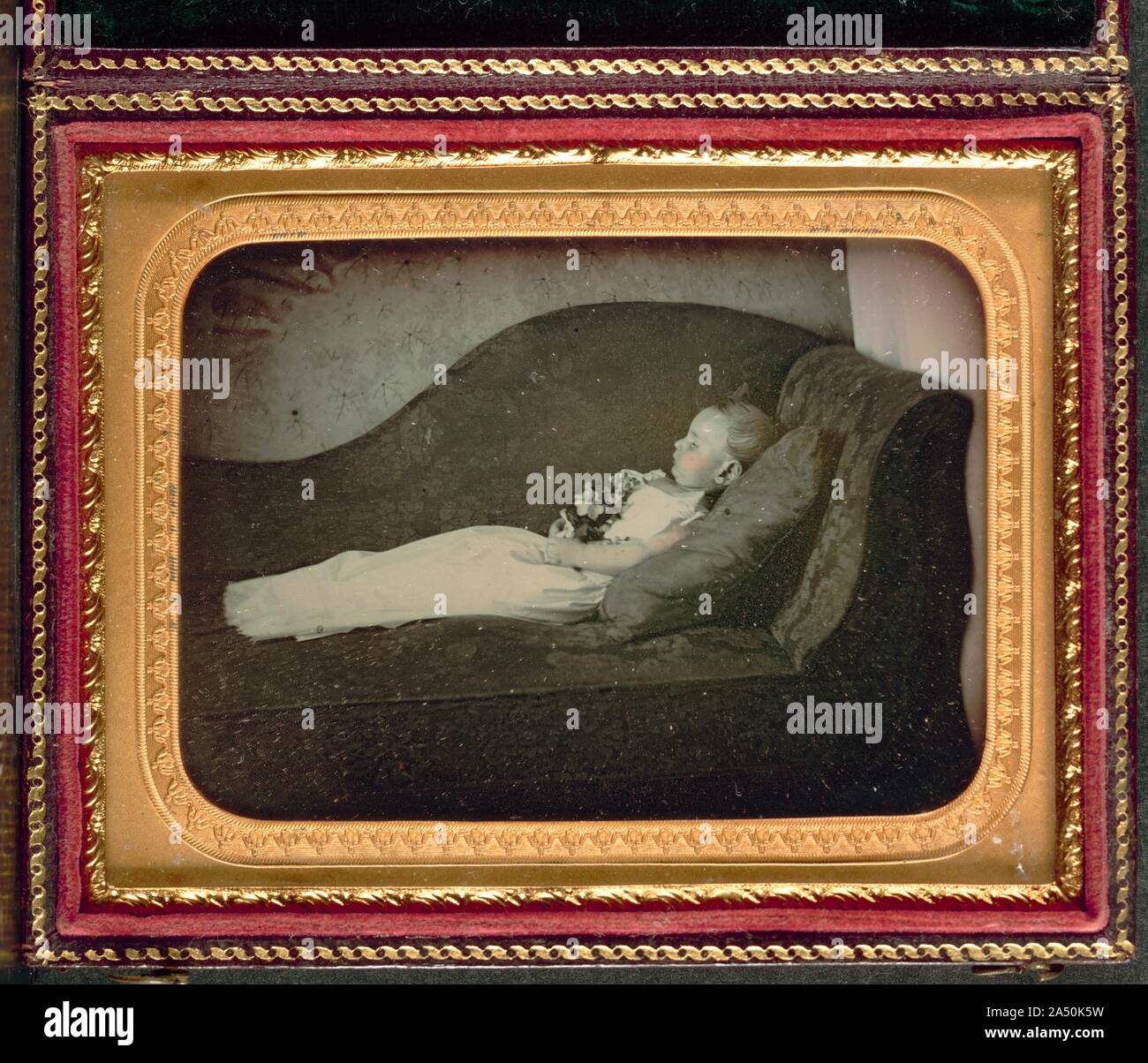 Totes Kind auf einem Sofa, C. 1855. Dieser sorgfältig inszenierten  Daguerreotypie eines toten Kindes ist ein hervorragendes Beispiel für eine  sehr häufige betrifft: der postmortal Portrait. Mit der stilistischen  Konventionen der Tag,