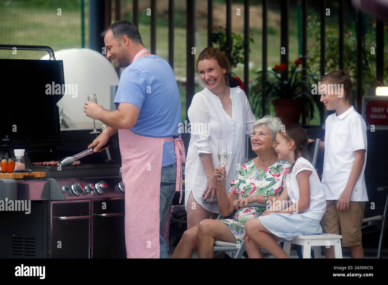 Familie am Grill Stockfoto